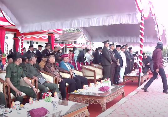 Ketua DPRD Mura Baca Teks Pancasila dan Teks UUD 1945 Upacara Peringatan HUT RI