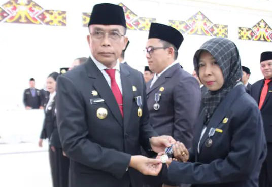 Pj Bupati Hermon Sematkan Satyalancana Karya Satya Kepada 40 PNS
