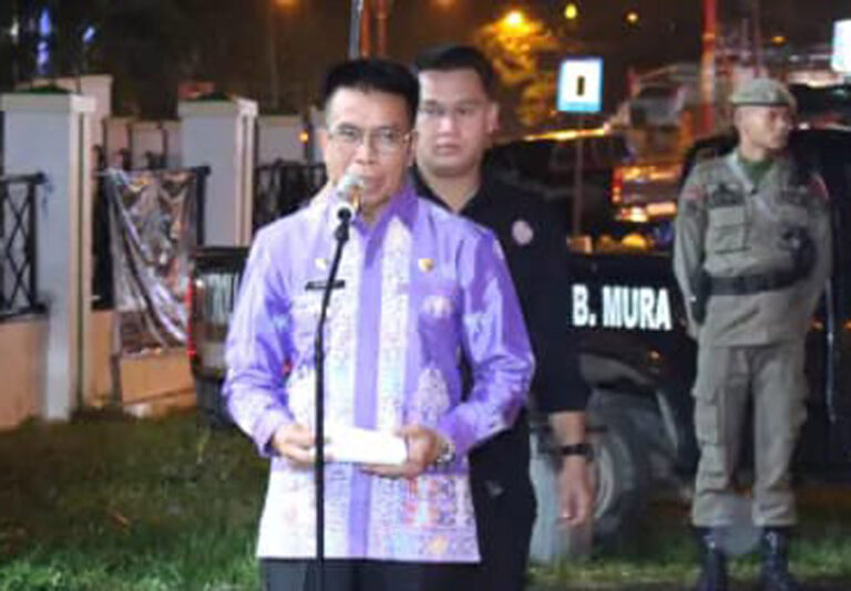 Lepas Peserta Pawai Obor, Pj Bupati Mura Ingatkan Pentingnya Jaga Persatuan dan Kesatuan