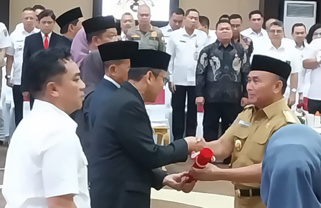 Indra Gunawan Terima SK Perpanjangan Pj Bupati Bartim dari Mendagri