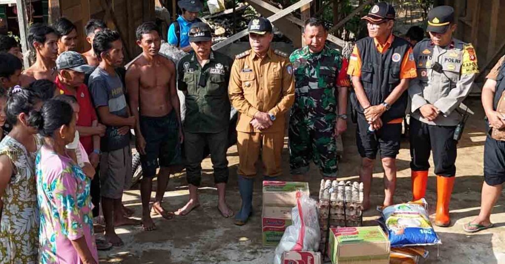 Pj Bupati Mura Serahkan Langsung Bantuan Bagi Korban Banjir