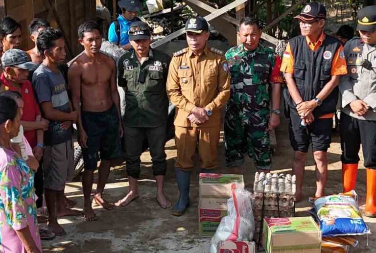 Pj Bupati Mura Serahkan Langsung Bantuan Bagi Korban Banjir