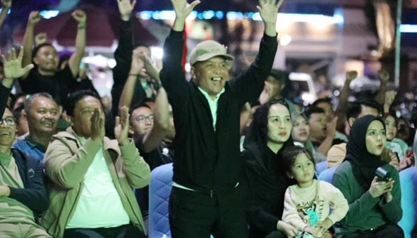 Gubernur dan Wagub Kalteng Nobar Indonesia vs Bahrain Bersama Masyarakat di Bundaran Besar Palangka Raya