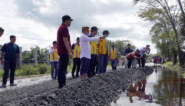 Jelang Arus Mudik Hari Raya, Gubernur Agustiar Sabran Tinjau Jalan Rusak