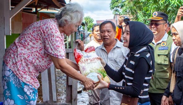 Ketua TP PKK Kalteng Salurkan Bantuan Kepada Masyarakat Terdampak Banjir di Tiga Titik Lokasi di Kelurahan Palangka
