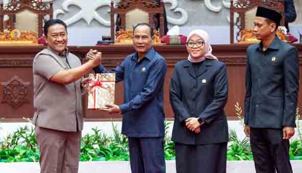 Hadiri Rapur, Wagub Edy Pratowo Serahkan Naskah Raperda ke Ketua DPRD Kalteng