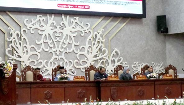 Plt Sekda Sampaikan Pidato Gubernur Kalteng Pada Rapur DPRD