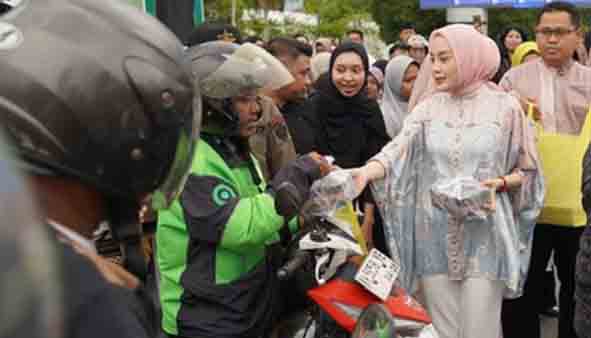 Peduli Sesama, Ketua TP-PKK Prov Kalteng Berbagi 1.000 Takjil di Bundaran Besar Palangka Raya