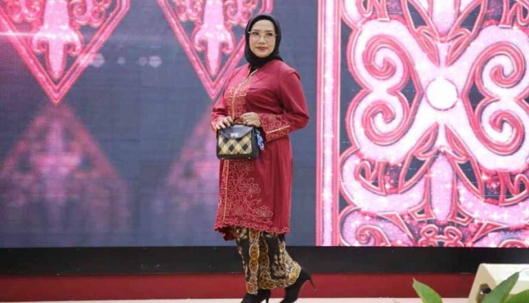 Kepala Dinas TPHP Kalteng Ikut Lomba Fashion Show Peringatan Hari Kartini 2025