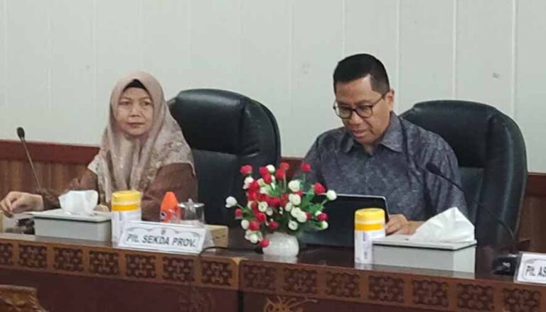 Plt Sekda Leonard S Ampung Pimpin Rakor Percepatan Penanganan Darurat Banjir di Kalteng