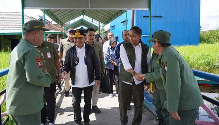 Gubernur Agustiar Sabran Dampingi Menteri Kehutanan Kunjungi Pelabuhan Kereng Bangkirai