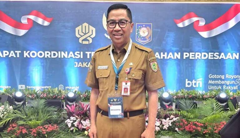 Kepala BAPPERIDA Prov. Kalteng Leonard S. Ampung saat menghadiri Rakornis