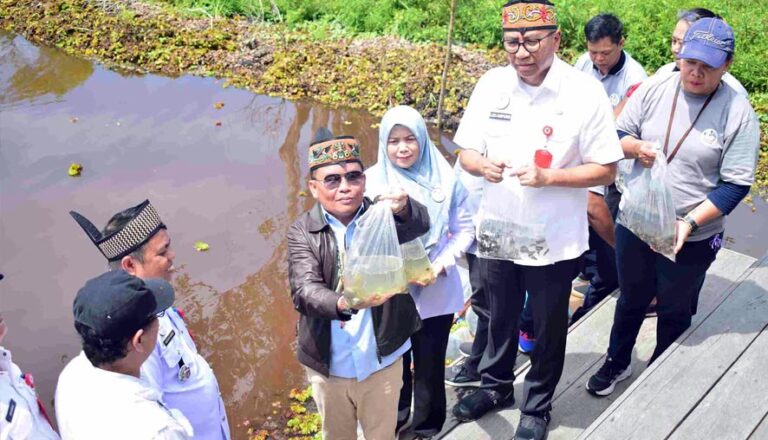 Gubernur Kalteng Tebarkan Benih Ikan di Danau Tahai