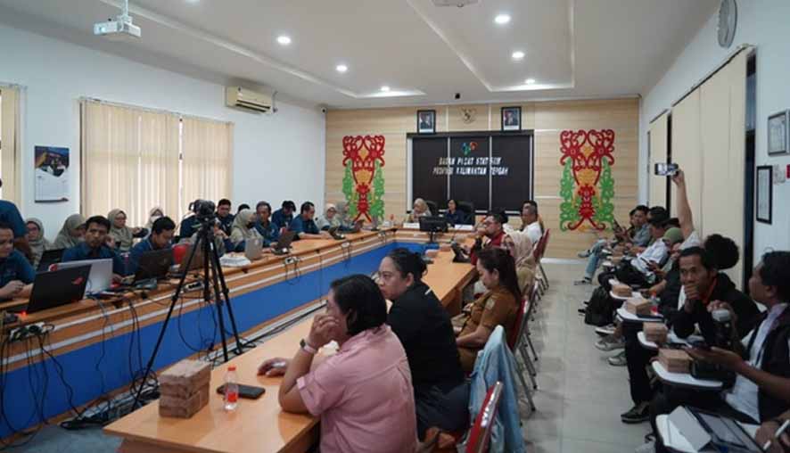 Asisten Ekbang Sri Widanarni Hadiri Konferensi Pers Berita Resmi Statistik BPS Provinsi Kalteng
