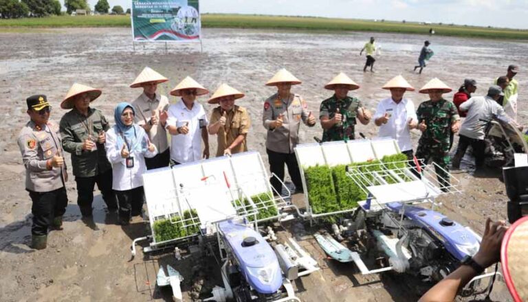 Waket II DPRD Kalteng Hadiri Gerakan Tanam Padi Secara Serentak