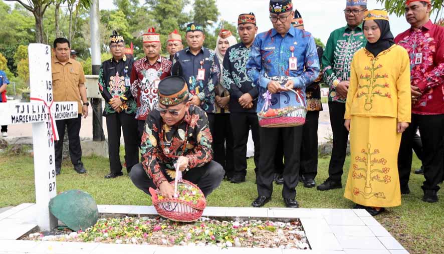 Rangkaian Peringatan HUT Kalteng, Gubernur Ziarah dan Tabur Bunga ke Makam Pahlawan