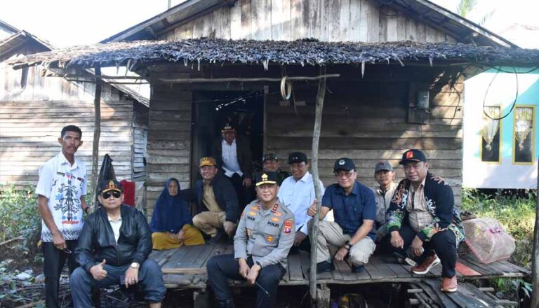 Gubernur Kalteng Tinjau Rencana Lokasi Bedah Rumah di Kabupaten Kapuas