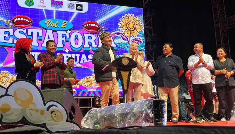 Gubernur Kalteng Hadiri Malam Puncak Hiburan Rakyat “PESTAFORIA” Harjad ke-219 Kota Kuala Kapuas dan HUT Pemkab Kapuas ke-74