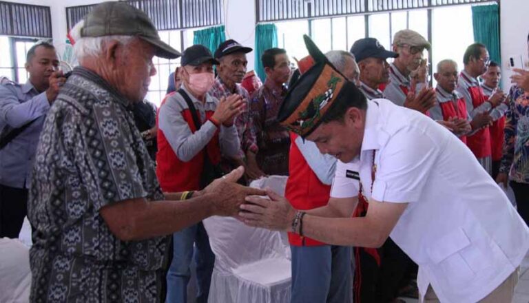 Gubernur Agustiar Sabran Anjangsana ke Panti Sosial Tresna Werdha Sinta Rangkang