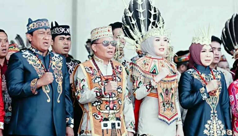 Gubernur Kalteng Agustiar Sabran melepas peserta Karnaval Budaya Festival Budaya Isen Mulang (FBIM) Tahun 2025, di Bundaran Besar Palangka Raya, Minggu (18/5/2025). 