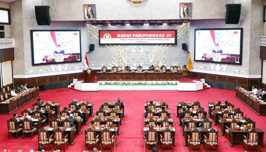 Ketua DPRD Sampaikan Seluruh Fraksi Dukung Raperda RPJMD yang Disampaikan Gubernur Kalteng