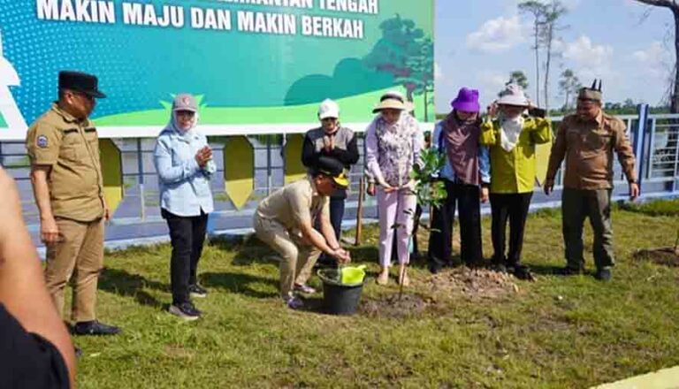 Dukung Pelestarian Lingkungan Hidup, Gubernur Agustiar Sabran Laksanakan Tanam Pohon di Kawasan Danau Asam