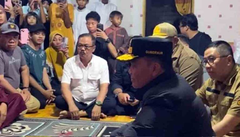 Sampaikan Duka Mendalam, Gubernur Agustiar Sabran Melayat ke Rumah Korban Kecelakaan
