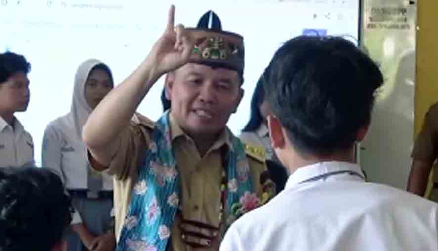 Gubernur Kalteng Tegaskan Larangan Penahanan Ijazah pada Sidak di SMAN 3 Palangka Raya
