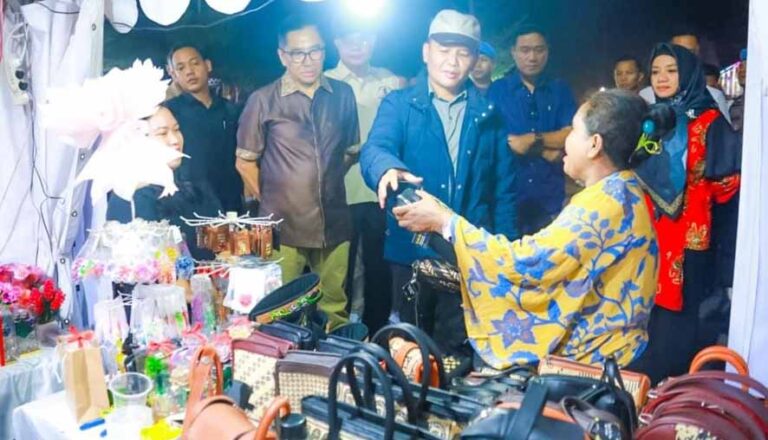 Gubernur Agustiar Sabran Sapa Warga di Acara Car Free Night Huma Betang Night