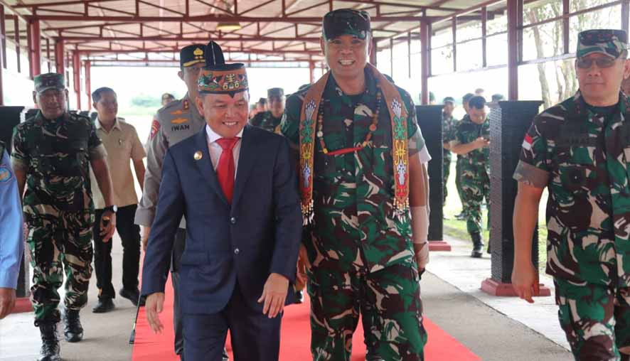 Gubernur Agustiar Sabran Sambut Kedatangan Wakasad di Bandara Tjilik Riwut