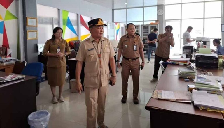 Pastikan Pelayanan Publik Berjalan Optimal, Gubernur Agustiar Sabran Sidak DPMPTSP Kalteng