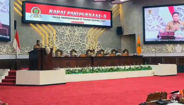 Wagub Edy Pratowo Sampaikan Pidato Pengantar Gubernur Pada Rapur DPRD Kalteng