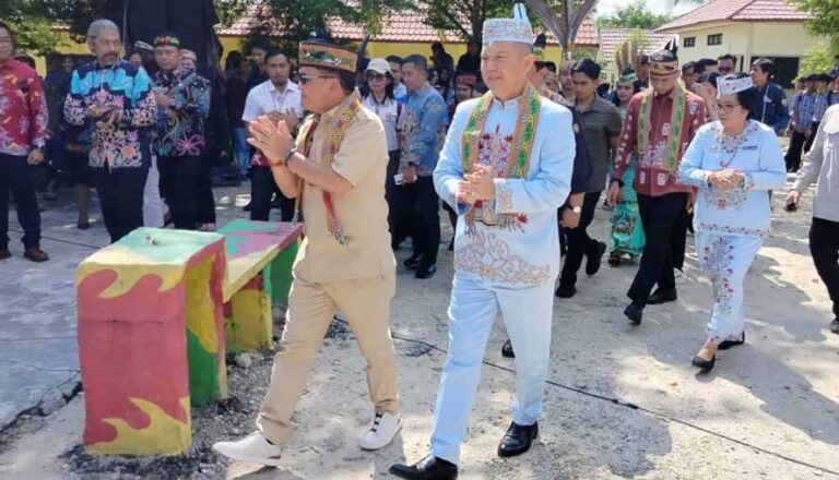 Komitmen Terhadap Sektor Pendidikan dan Ekonomi Masyarakat, Gubernur Kunjungi Gunung Mas Serap Aspirasi dan Gratiskan Sembako