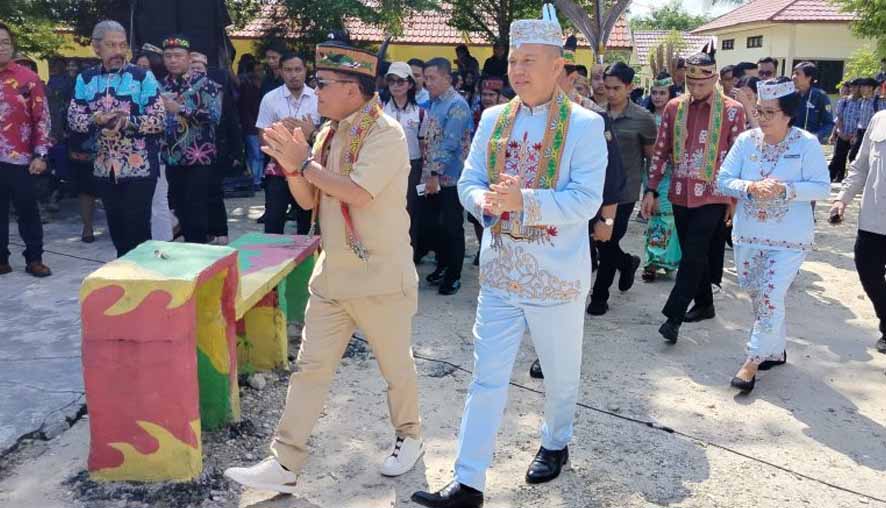 Komitmen Terhadap Sektor Pendidikan dan Ekonomi Masyarakat, Gubernur Kunjungi Gunung Mas Serap Aspirasi dan Gratiskan Sembako